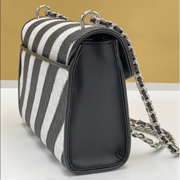 MICHAEL KORS ROSE MEDIUM FLAP SHOULDER BLACK - Picture 6 of 16